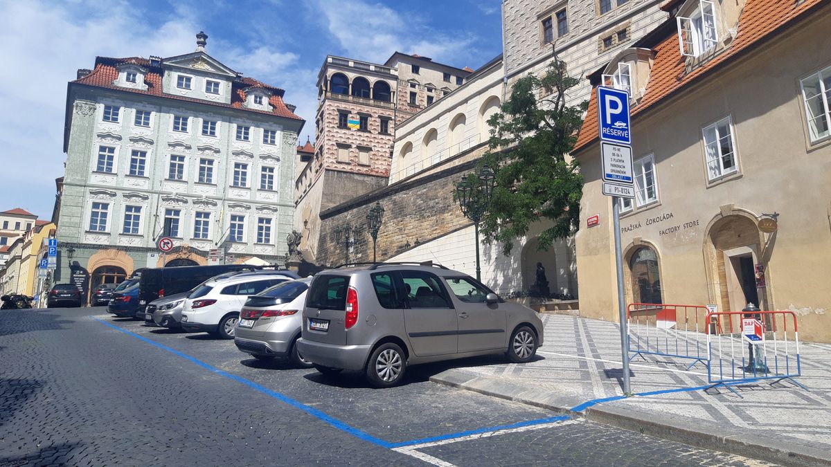Praha 1 odráží kritiku: Parkovací místa v Nerudově vznikla na popud místních